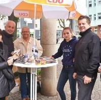 Bild vergrößern:Infostand in Sudenburg am 17. Mau, unteranderem mit dem Europaabgeordneten Sven Schulze (2.v.r.). 