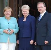 Bild vergrößern:Die Bundeskanzlerin Dr. Angela Merkel, die Staatspräsidentin der Republik Litauen Dalia Grybauskaité und der Ministerpräsident Dr. Reiner Haseloff vor der Staatskanzlei (v.l.n.r.)
Die Bundeskanzlerin Dr. Angela Merkel, die Staatspräsidentin der Republik Litauen  Dalia Grybauskaité und der Ministerpräsident Dr. Reiner Haseloff vor der Staatskanzlei (v.l.n.r.)
