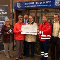 Bild vergrößern:Angelika Fietzke-Hollbach, die Braunschweiger Bürgermeisterin Friederike Harlfinger, Magdeburgs CDU-Kreisvorsitzender Tobias Krull, Bundestagskandidat Tino Sorge, der Vorsitzende des Vereins Hilfe für helfer in Not Stefan Perlbach, Stadtrat Daniel Kraatz und Rainer Fietzke bei der Übergabe der Spenden die der CDU-Kreisverband Braunschweig für den Verein 