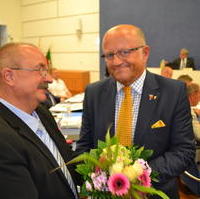 Bild vergrößern:Fraktionsvorsitzender Wigbert Schwenke gratuliert Michael Hoffmann zur Wahl als neuen Stadtratsvorsitzenden.