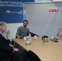 Bild vergrößern:Landtagskandidat Stephen Gerhard Stehli im Gespräch mit Stadtrat Tim Rohne und Stadträtin Stefanie Middendorf am 05. Mai zu den Herausforderungen in Magdeburg Nord. (v.l.n.r.)