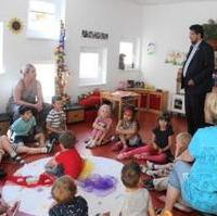 Bild vergrößern:Tobias Krull (stehend) bei seinem Besuch einer Kindertageseinrichtung zum Tag der Kinderbetreuung am 14. Mai 2018