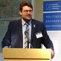 Bild vergrößern:Der CDU-Kreisvorsitzende Tobias Krull MdL spricht beim 3. Extremismuskongress der Konrad-Adenauer- Stiftung in Magdeburg am 19. März 2018