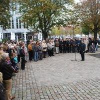 Bild vergrößern:Die Feierstunde am Magdeburger Bürgerdenkmal aus Anlass 20 Jahre Deutsche Eínheit war gut besucht. 