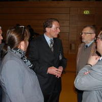 Bild vergrößern:Im Gespräch am Rande einer Veranstaltung Josef Schwenke, die stellv. CDU-Kreisvorsitzende Sabine Wölfer, der Vorsitzende der CDU-Landtagsfraktion Jürgen Scharf MdL, Ratsfraktionsgeschäftsführer Reinhard Gurcke und das Mitglied des CDU-Kreisvorstandes Klaus Zimmermann (v.l.n.r.)