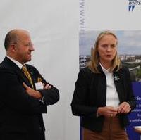 Bild vergrößern:Der Sektionssprecher des Wirtschaftsrates Stadtrat Michael Hoffmann und die Wissenschafts- und Wirtschaftsministerin Prof. Dr. Birgitta Wolff am Rande einer Veranstaltung (v.l.n.r.)