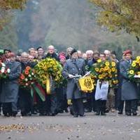 Bild vergrößern:Der Gedenkzug auf dem Westfriedhof 