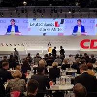 Bild vergrößern:Blick auf die Bühne beim Bundesparteitag der CDU Deutschlands vom 22. bis 23. November in Leipzig. 