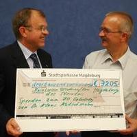 Bild vergrößern:Dr. Klaus Kutschmann bei der Übergabe einer Spende in der Höhe von 3.205 € an den Vorsitzenden des Kuratoriums für den Wiederaufbau des Sterntors Wigbert Schwenke MdL übergeben. Er hat aus Anlass seines 70. Geburtstags darum gebeten auf Geschenke zu verzichten und stattdessen für diesen Zweck zu spenden. (v.l.n.r.)
