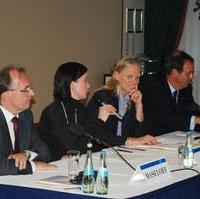 Bild vergrößern:Beim Forum der Konrad-Adenauer-Stiftung -Zukunftsland Sachsen-Anhalt - Anforderungen an die Bildungs- und Wirtschaftspolitik- Wirtschaftsminister Dr. Reiner Haseloff, Moderatorin Susanne Arlt, Kultusministerium Prof. Birgitta Wolff und Prof. Ulrich Blum (Präsident des Instituts für Wirtschaftsforschung Halle) (v.l.n.r.)
