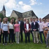 Bild vergrößern:Die Teilnehmer einer Bundestagung der Schüler Union Deutschland mit ihren Gästen beim gemeinsamen Gruppenbild
