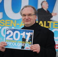 Bild vergrößern:Der Spitzenkandidat der CDU für die Landtagswahl 2011 Dr. Reiner Haseloff bei dem Start einer Plakataktion in der Landeshauptstadt Magdeburg