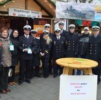 Bild vergrößern:Gemeinsam sammeln Besatzungsmitglieder der Korvette MAGDEBURG und Mitglieder des Freundeskreises Spenden für die von Einbrechern verwüstete Kita Klusweg auf dem Magdeburger Weihnachtsmarkt