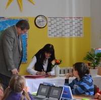 Bild vergrößern:Die Leiterin der dreisprachigen internationalen Grundschule Magdeburg, Irina Horstmann (Mitte) unterschrieb die Verlängerung des Kooperationsvertrages mit der Otto-von-Guericke Universität Magdeburg