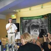 Bild vergrößern:Zoodirektor Dr. Kai Perret begrüßt die Gäste zum 65. Geburtstag des Magdeburger Zoos