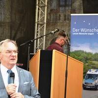 Bild vergrößern:Bei der Einweihung des Wünschewagens hielt Ministerpräsident Dr. Reiner Haseloff ein Grußwort.