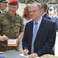 Bild vergrößern:Der Kommandeur des Landeskommandos Sachsen-Anhalt Oberst Axel Lautenschläger und Ministerpräsident Dr. Reiner Haseloff MdL beim Tag der Bundeswehr