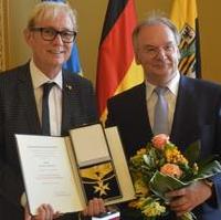 Bild vergrößern:Am 17. Juli wurde der Intendant des Puppentheater Magdeburg Michael Kempchen durch den Ministerpräsidenten Dr. Reiner Haseloff MdL mit dem Verdienstorden des Landes Sachsen-Anhalt ausgezeichnet (v.l.n.r.).
