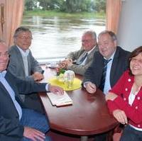 Bild vergrößern:Bei der gemeinsamen Schiffsfahrt auf der Elbe die Vertreter der Fraktionen CDU bzw CDU/BfM aus der Löwenstadt und der Ottostadt