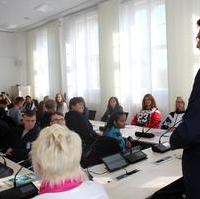 Bild vergrößern:CDU-Kreisvorsitzender Tobias Krull (stehend) erklärt am 26. Septeber Schülerinnen und Schülern seine Arbeit als Landtagsabgeordneter. 