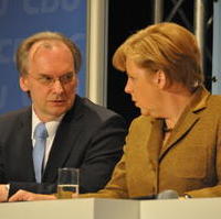 Bild vergrößern:Die CDU-Bundesvorsitzende und Bundeskanzlerin Dr. Angela Merkel mit dem CDU-Spitzenkandidaten Dr. Reiner Haseloff am Rande des Wahlkampfauftakts in Halle/Saale (v.r.n.l.)