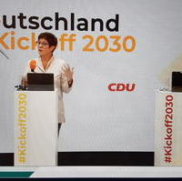 Bild vergrößern:Die CDU-Bundesvorsitzende Annegret Kramp-Karrenbauer und CDU-Generalsekretär Paul Ziemiak MdB beim Kickoff2030 (v.l.n.r.)