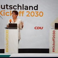 Bild vergrößern:Die CDU-Bundesvorsitzende Annegret Kramp-Karrenbauer und CDU-Generalsekretär Paul Ziemiak MdB beim Kickoff2030 (v.l.n.r.)