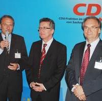 Bild vergrößern:Der Vorsitzende der CDU-Landtagsfraktion Jürgen Scharf MdL begrüsst den Bundesinnenminister Dr. Thomas de Maiziére und den Wirtschaftsminister Dr. Reiner Haseloff bei der Mediennacht 2010 (v.l.n.r.)