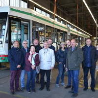 Bild vergrößern:Gestern (30.09) besuchten die Mitglieder der Ratsfraktion den Betriebshof Nord der Magdeburger Verkehrsbetriebe (MVB).  Die Geschäftsführerin Frau Münster-Rendel präsentierte gemeinsam mit den Abteilungsleitern den aktuellen Stand sowie die Aufgabenbereiche und Zukunftspläne. Im Anschluss der Präsentation hatten die Ratsmitglieder Zeit, der Geschäftsführung und den zuständigen Abteilungsleitern ihre Fragen zu stellen und diese zu besprechen. Themen waren dabei u. a. das Sicherheitskonzept der MVB, aktuelle Baustellen, digitale Anzeigetafel und die Erweiterung des Schienennetzes. 