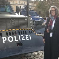 Bild vergrößern:Innenministerin Dr. Tamara Zieschang beim Aktionstag -Polizei zum Anfassen - auf dem Domplatz am 14. Oktober 2022.