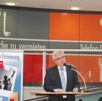Bild vergrößern:Der Beigeordnete für Kultur, Schule und
Sport Dr. Rüdiger Koch spricht zur Eröffnung der Ausstellung 