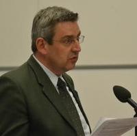 Bild vergrößern:Der Stadtrat Thomas Brestrich bei einer persönlichen Erklärung vor dem Magdeburger Stadtrat