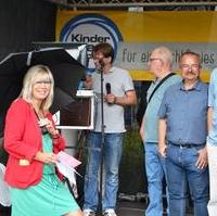 Bild vergrößern:Heute (20.06) wurde im Freibad Olvenstedt der bundesweite Aktionstag „Kinder STARK machen“ im Beisein von Fraktionsvorsitzender Wigbert Schwenke und Stadtrat Bernd Heynemann eröffnet. Das Spiel- und Sportmobil der Sportjugend im Stadtsportbund Magdeburg e.V. hatte dazu eingeladen. 