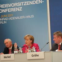 Bild vergrößern:Das Podium bei der CDU-Kreisvorsitzenden Konferenz der CDU-Bundesgeschäftsführer Dr. Klaus Schüler, die CDU-Bundesvorsitzende und Bundeskanzlerin Dr. Angela Merkel MdB und dem CDU-Generalsekretär Hermann Gröhe MdB (v.l.n.r.)