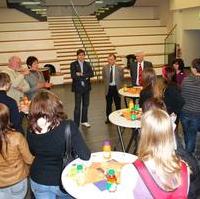 Bild vergrößern:Eine Schülergruppe vom Siemensgymnasium besucht im Rahmen des Projektes -EinBlick ins Rathaus- des Magdeburger Jugendforums das Rathaus, beim politischen Café mit dabei Dr. Klaus Kutschmann (CDU/BfM)