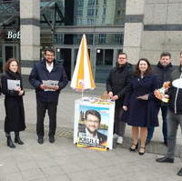 Bild vergrößern:Infostand am 01. April vor dem Allee-Center, unter anderem mit der Europaabgeordneten Karolin Braunsberger-Reinhold (3.v.r.).