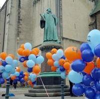 Bild vergrößern:Der Ökumenische Gottesdienst zum Reformationstag am 31. Oktober in der Johanniskirche wurde auch mit einer Aktion am Luther-Denkmal verbunden.