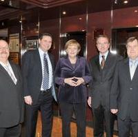 Bild vergrößern:Die Bundeskanzerlin Dr. Angela Merkel (Mitte) mit den Magdeburg CDU-Landtagskandidaten Wigbert Schwenke, Bernd Heynemann, Jürgen Scharf und Dieter Steinecke am Rande einer Veranstaltung (v.l.n.r.)