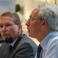Bild vergrößern:Moderator Jürgen Scharf MdL und Referent Prof. Dr. Fritz Vahrenholt während der Podiumsdiskussion im Magdeburger Roncalli-Haus (v.l.n.r.)