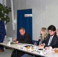 Bild vergrößern:Tino Sorge MdB (links) gibt einen aktuellen Bericht zu den laufenden Koalitionsverhandlungen