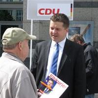 Bild vergrößern:Der Spitzenkandidat der CDU Sachsen-Anhalt zur Europawahl, Sven Schulze, im Bürgerdialog bei einem Infostand in der Magdeburger Innenstadt
