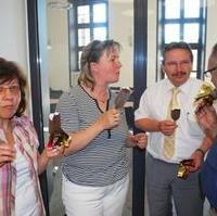 Bild vergrößern:Bei Genuss einer Eisspende der Firma Langnese die Fraktionsmitarbeiterin Renate Röhr, Stadträtin Uta Siedentopf, Finanzbeigeordneter Klaus Zimmermann und Fraktionsgeschäftsf. Reinhard Gurcke (v.l.n.r.)
