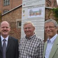 Bild vergrößern:Landesentwicklungsminister Thomas Webel und die Stadträte Gunter Schindehütte und Reinhard Stern beim ersten Spatenstich zum Neubau der Schulsporthalle Buckau (v.l.n.r.)