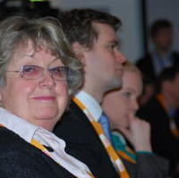 Bild vergrößern:Die Magdeburger Delegierte Beate Bautz (l.) zeigt ihre gute Stimmung nach der Nominierung von Dr. Reiner Haseloff zum CDU-Spitzenkandidaten 