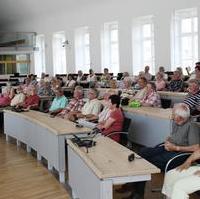 Bild vergrößern:Der CDU-Landtagsabgeordnete Dieter Steinecke (g.l.) informierte eine Besuchergruppe im Landtag über die Geschichte des Hohen Hauses und des Landes Sachsen-Anhalt in den vergangenen Jahren. Ebenso gab er Informationen zur aktuellen Lage und den anstehenden landespolitischen Herausforderungen.