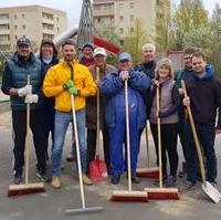 Bild vergrößern:Mitglieder des CDU-Ortsverbandes Olvenstedt, mit Unterstützung aus dem CDU-Ortsverband Am Neustädter Feld, reinigten am 13. April ihren Patenspielplatz Am Rennebogen.