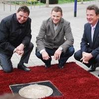 Bild vergrößern:Der WBO-Boxweltmeister im Supermittelgewicht Robert Stieglitz (mitte) bei der Einweihung seiner Platte auf dem Magdeburger Walk of Fame des Sport, mit dabei Stadtrat Bernd Heynemann (l.) und Oberbürgermeister Dr. Lutz Trümper