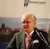 Bild vergrößern:Der Bundesgeschäftsführer des Witschaftsrates Dr. Rainer Gerding bei einer Rede im Kloster Unser Lieben Frauen 