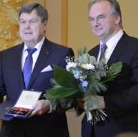 Bild vergrößern:Dieter Steinecke erhält aus den Händen des Ministerpräsidenten Reiner Haseloff das Große Verdienstkreuz der Bundesrepublik Deutschland (v.l.n.r.)