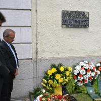 Bild vergrößern:CDU-Kreisvorsitzender Tobias Krull und Fraktionsvorsitzender Wigbert Schwenke MdL gedenken bei der Kranzniederlegung den Opfern des 17. Juni 1953 (v.l.n.r.)
